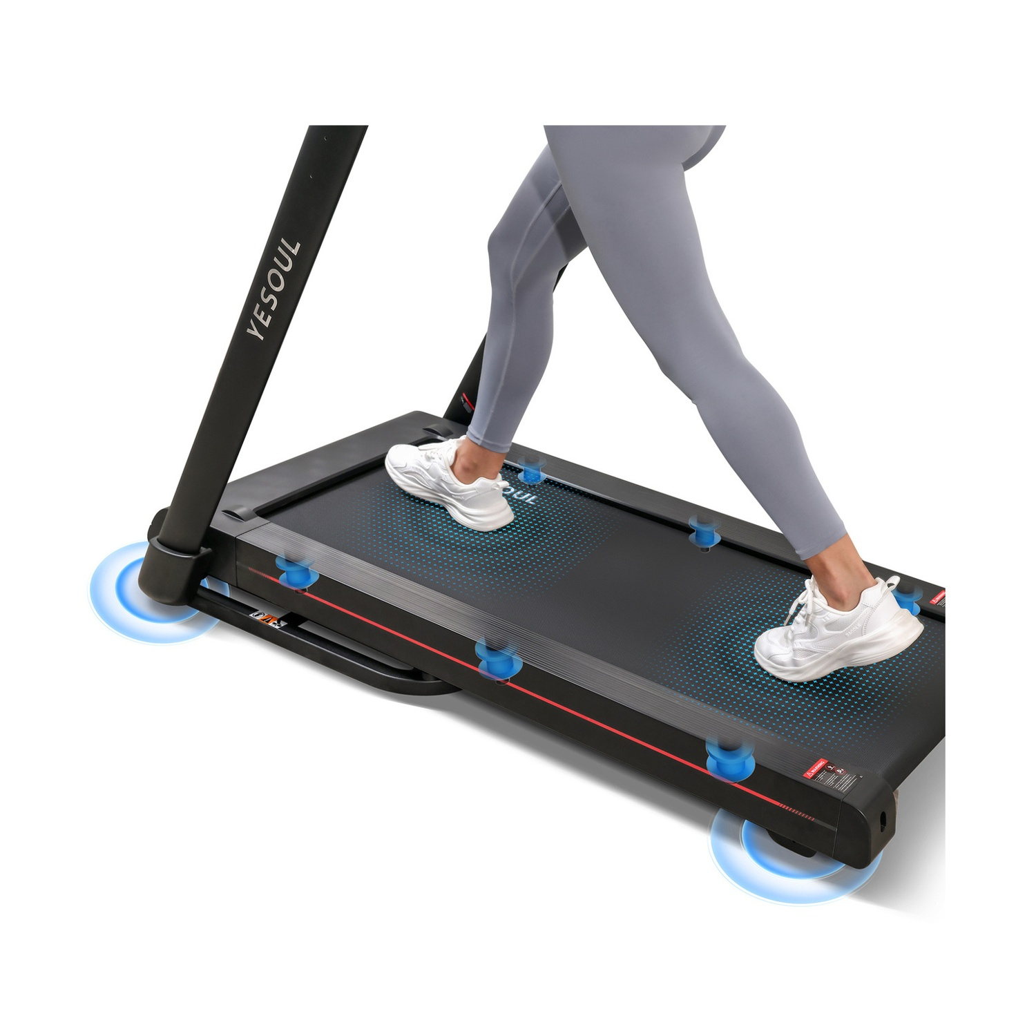 Una persona in leggings grigi e scarpe da ginnastica bianche cammina su un tapis roulant.
