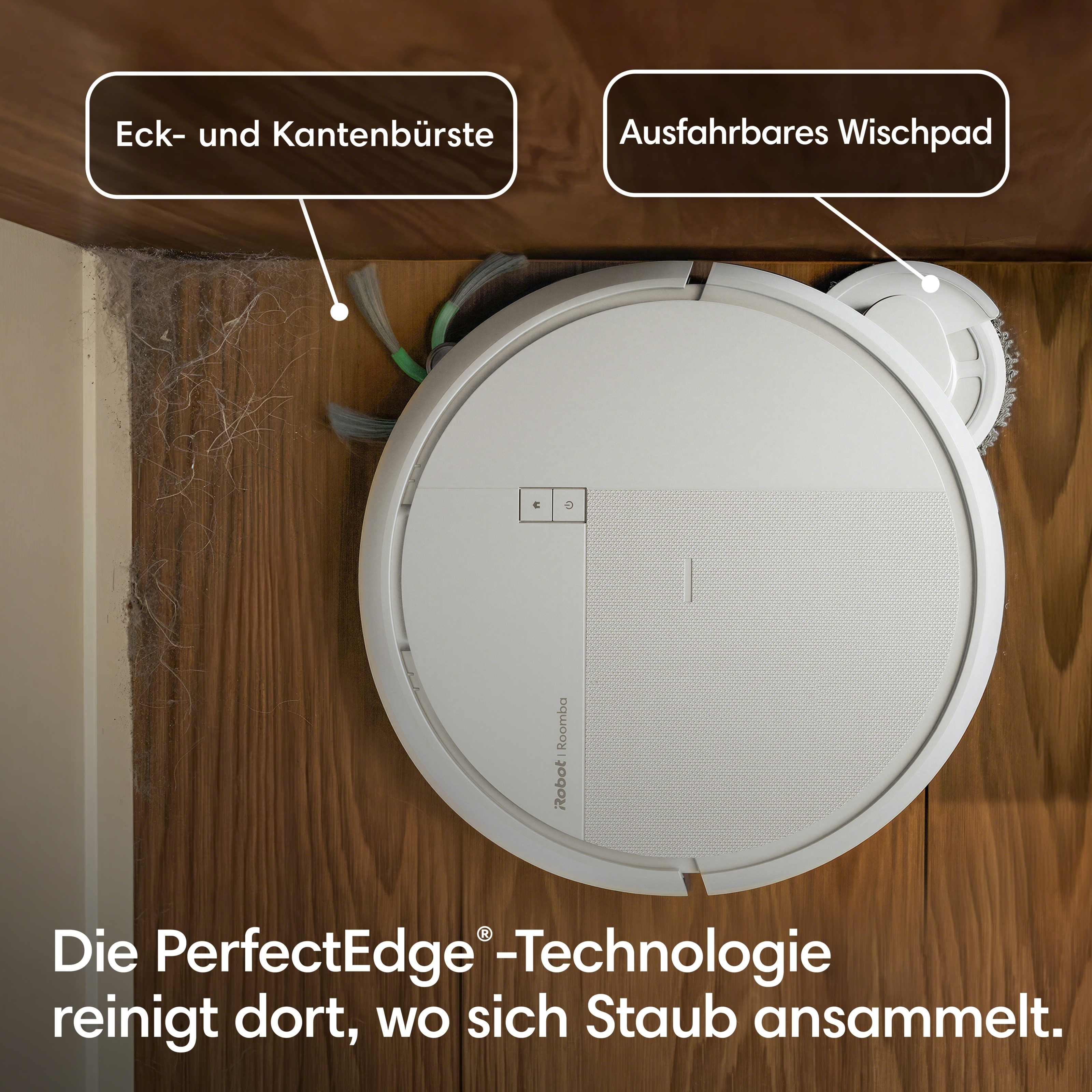 Ein weißer Saugroboter reinigt eine Ecke mit Staub und Haaren.