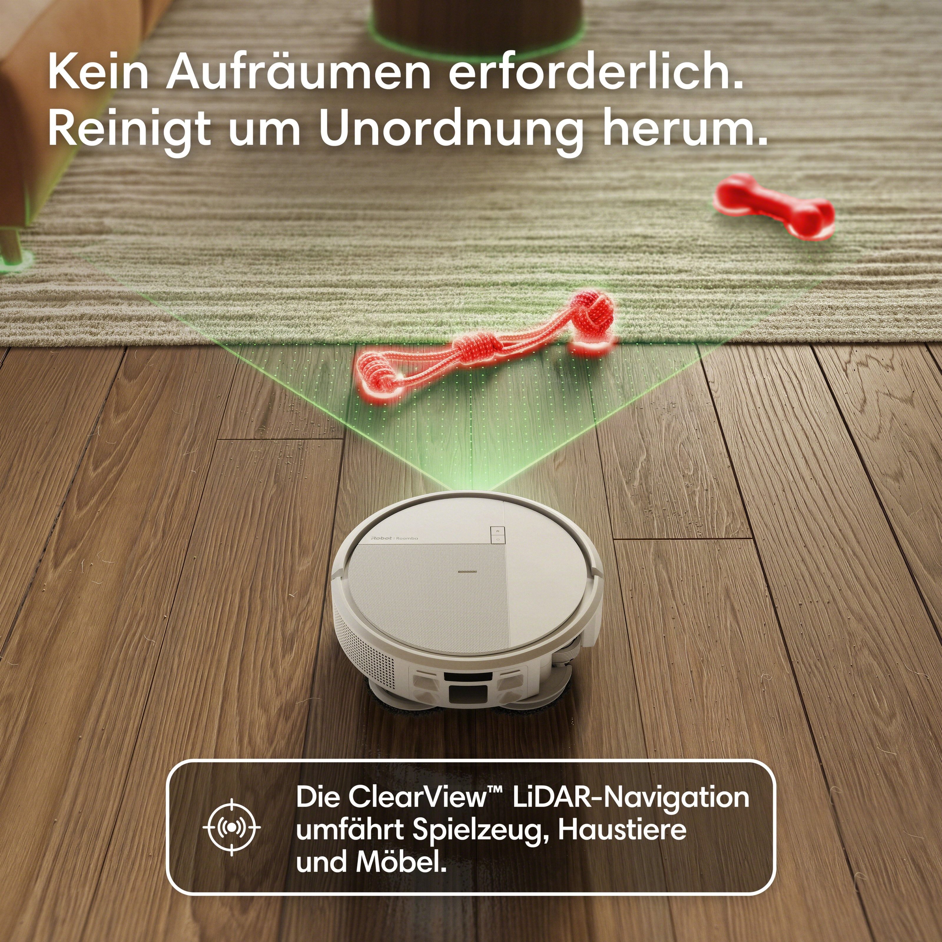 Ein weißer Saugroboter reinigt einen Holzboden mit Teppich und Spielzeug.