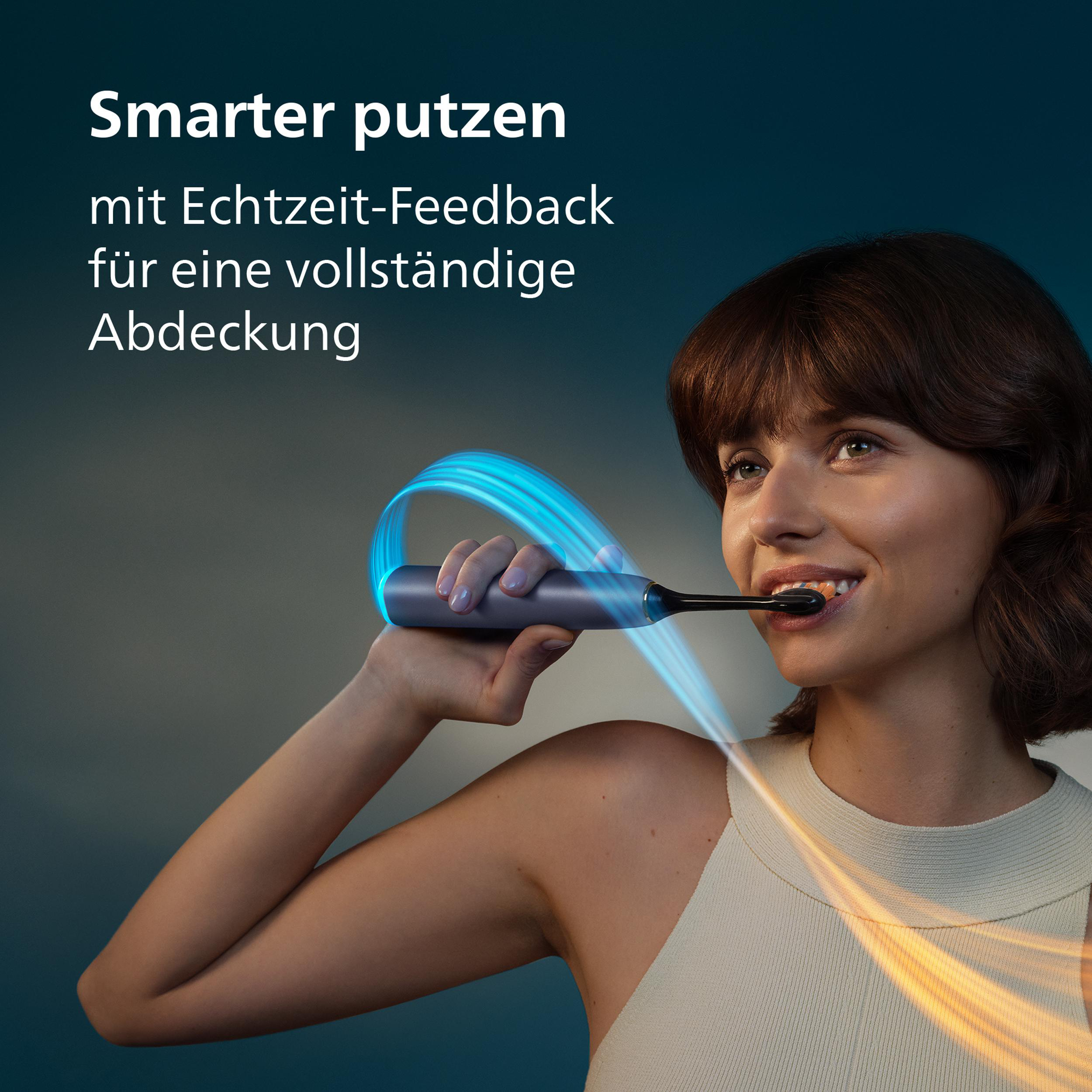 Frau bürstet Zähne mit elektrischer Zahnbürste, blauer Lichtstrahl.