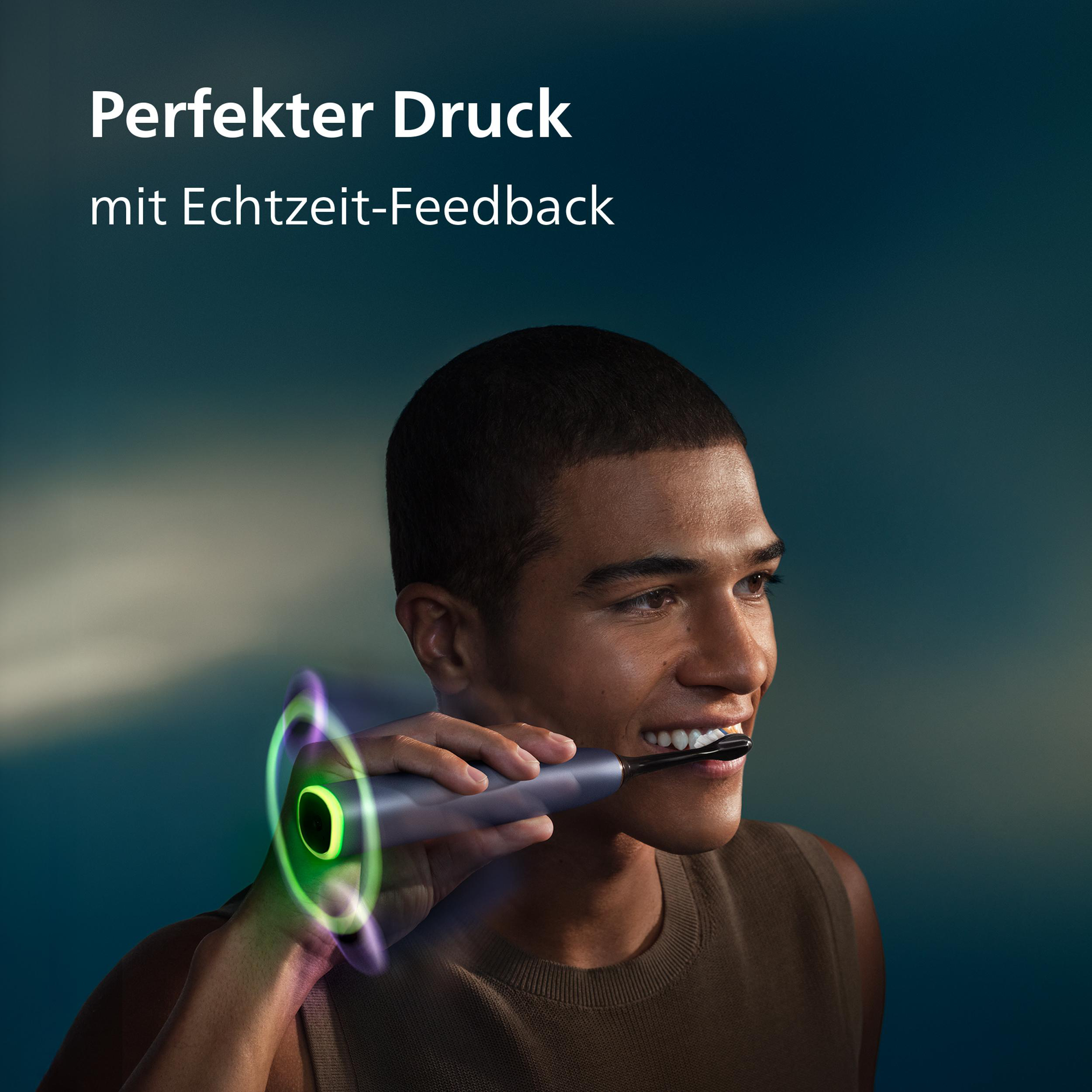 Ein Mann mit dunkler Haut benutzt eine elektrische Zahnbürste mit leuchtenden Ringen.