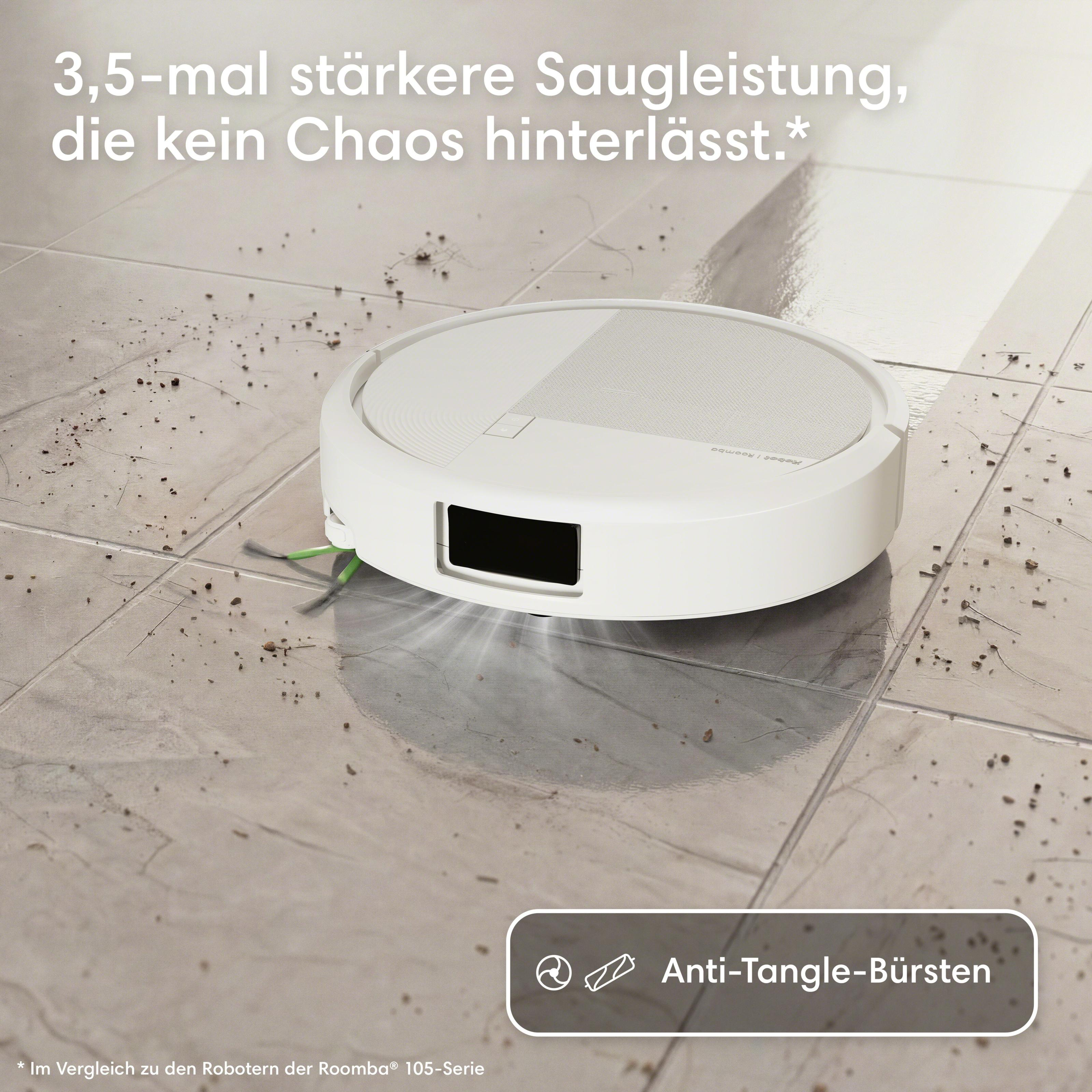 Ein weißer Saugroboter reinigt einen Fliesenboden von Schmutz.