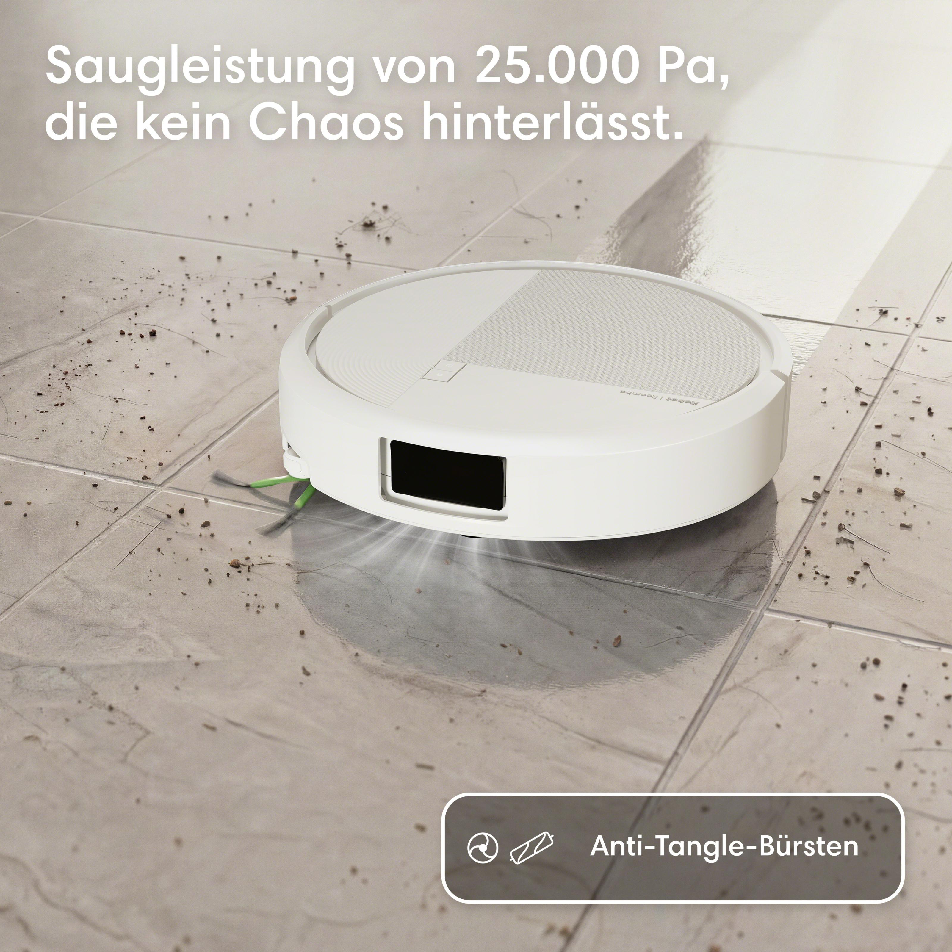 Ein weißer Saugroboter reinigt einen schmutzigen Fliesenboden.