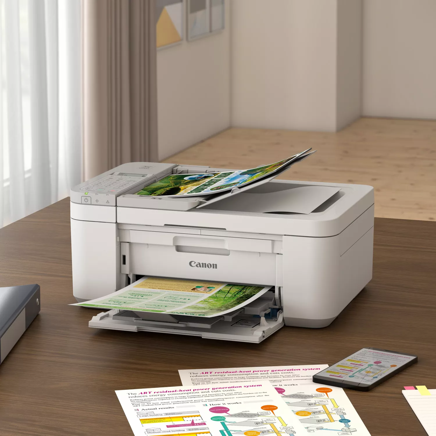 Ein weißer Canon Drucker druckt ein farbiges Dokument auf einem Holztisch.
