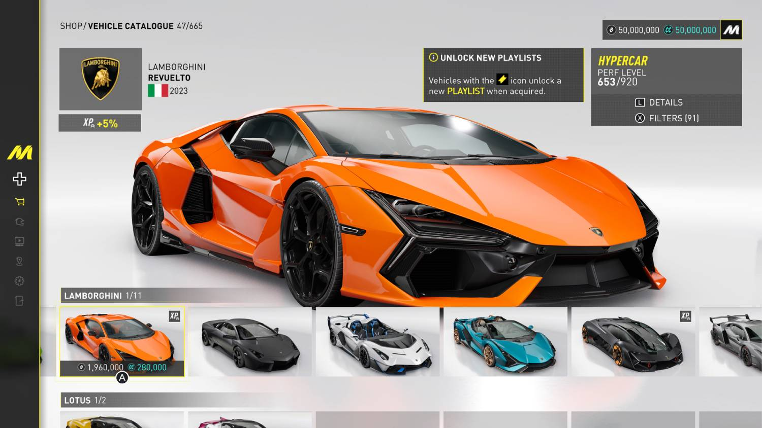 Un Lamborghini Revuelto naranja es el protagonista. Coches más pequeños se muestran abajo.