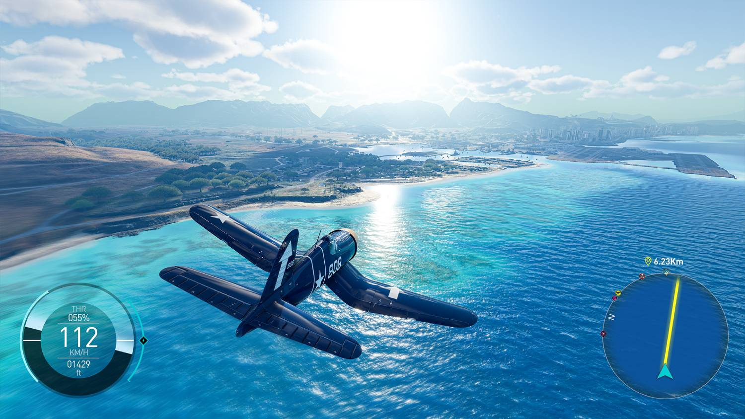 Un avión azul oscuro vuela sobre el mar, con una ciudad costera al fondo.