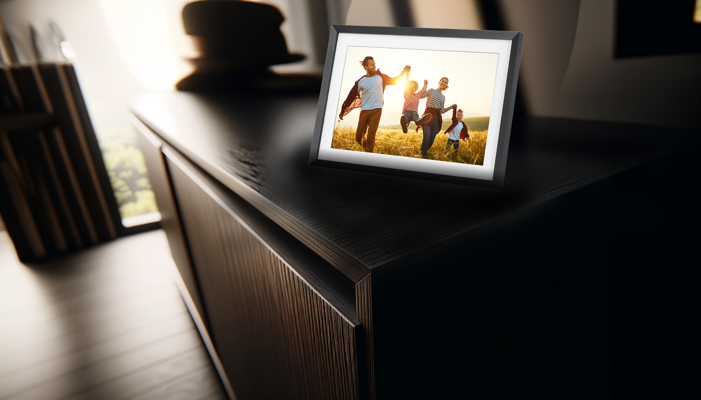 Ein Fotorahmen mit einer glücklichen Familie, die im Sonnenuntergang in einem Feld rennt.