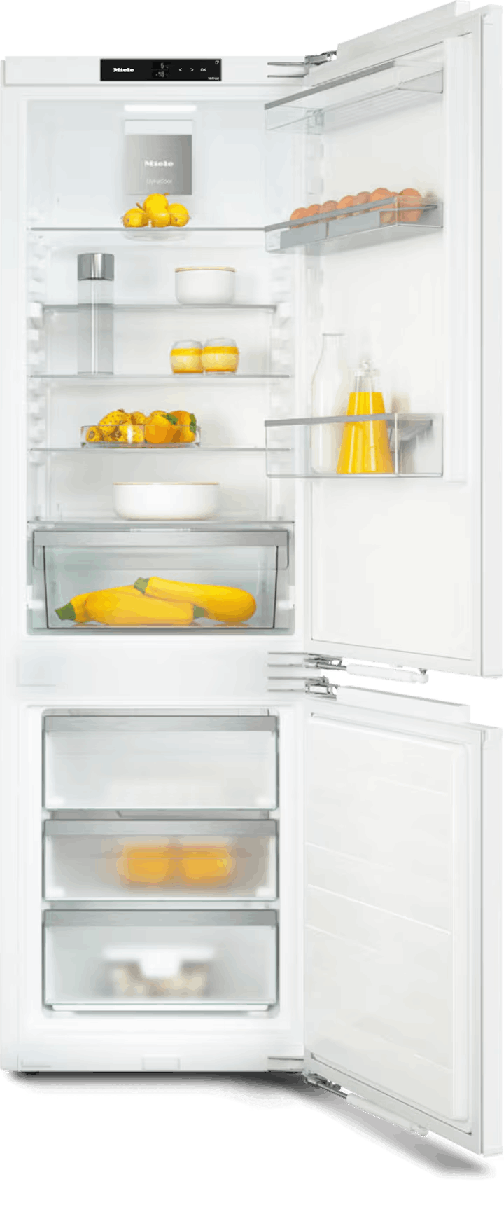 Un refrigerador abierto con alimentos: huevos, jugo, calabacín y más.