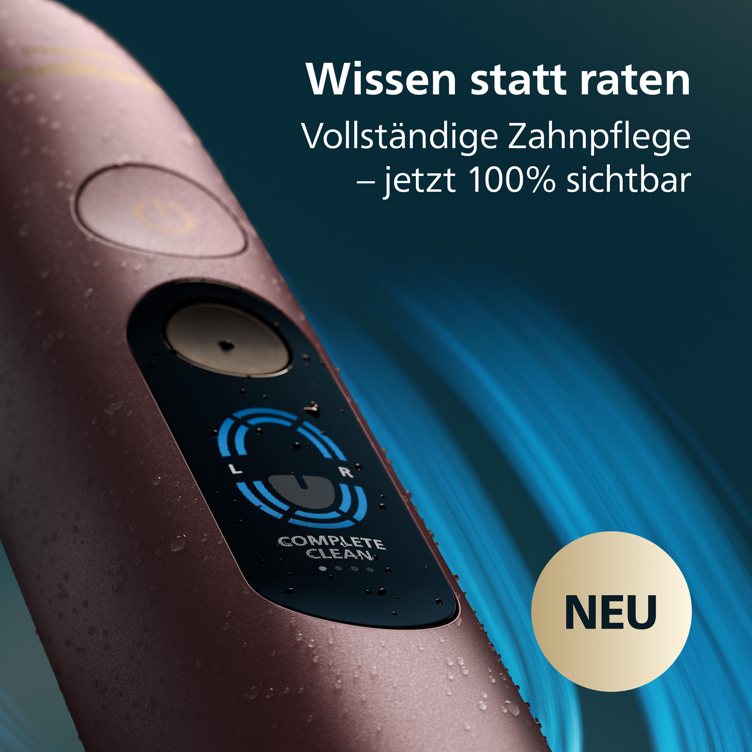 Ein roségoldener Elektrorasierer mit Wassertropfen und blauem Hintergrund.