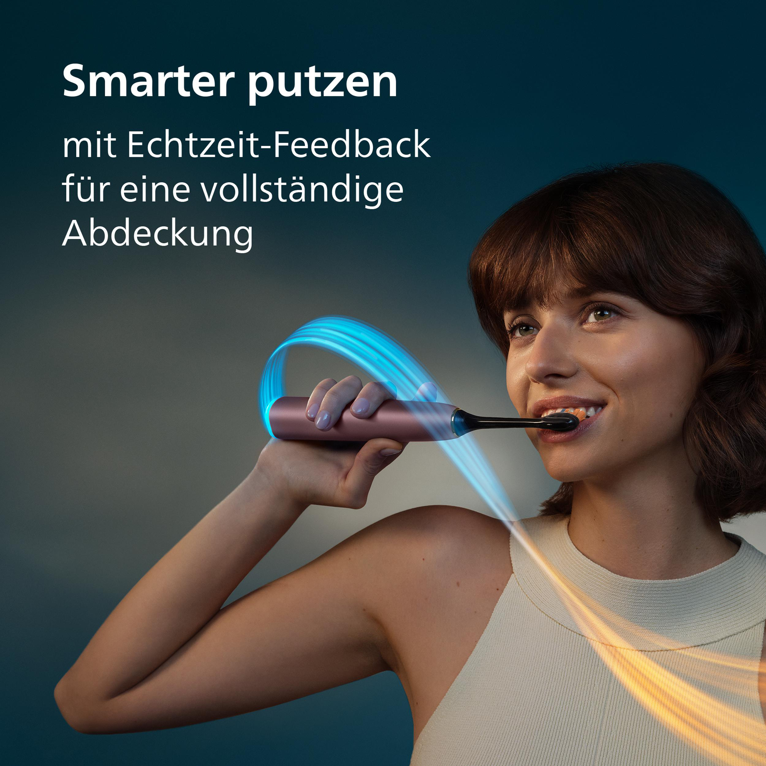 Frau mit elektrischer Zahnbürste, blaue und orange Lichteffekte.