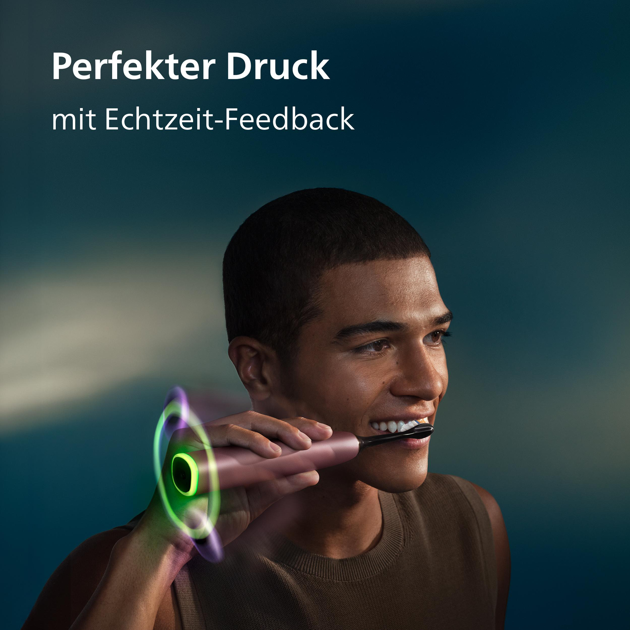 Ein Mann putzt sich die Zähne mit einer elektrischen Zahnbürste.