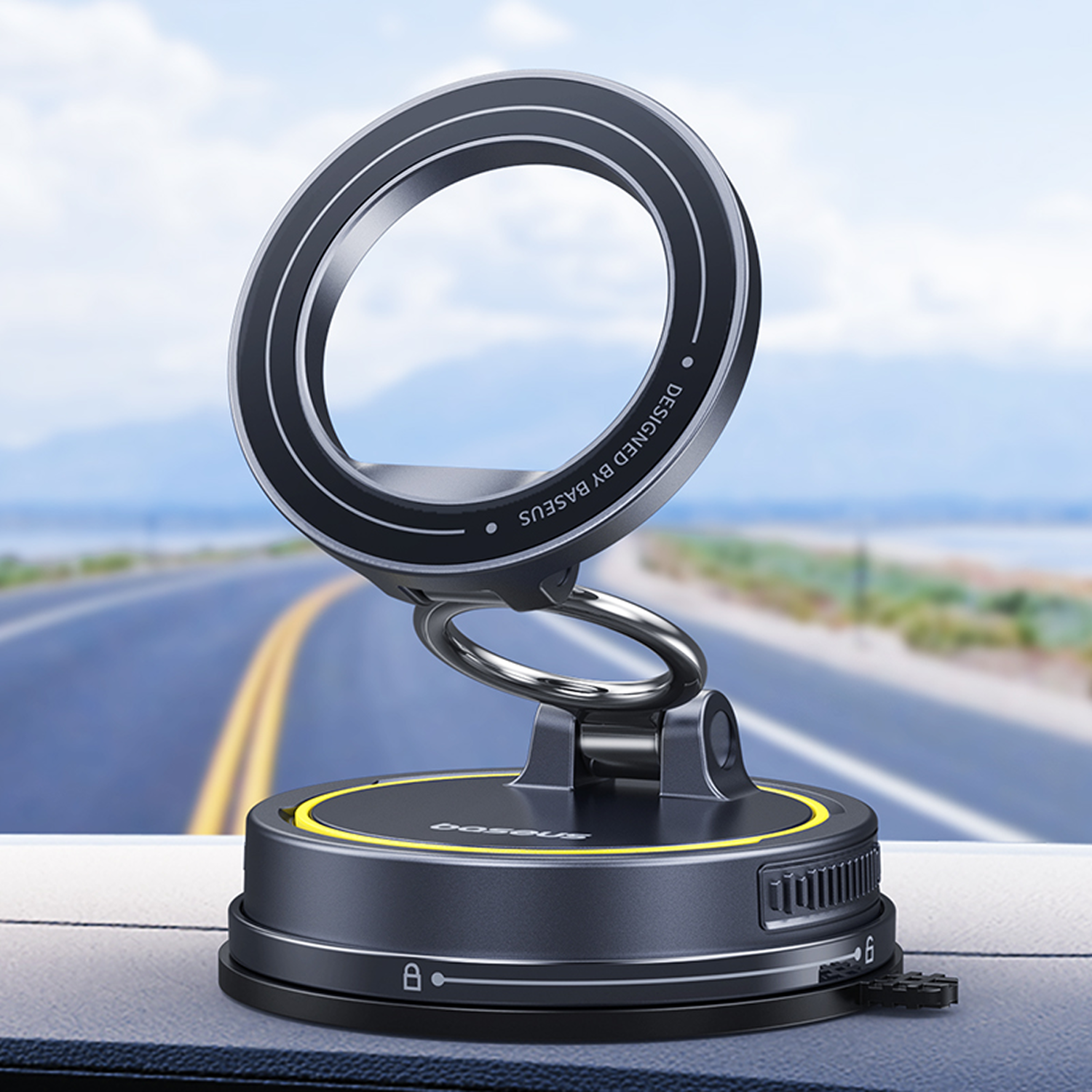 Un soporte de teléfono circular negro con acento amarillo en un salpicadero.