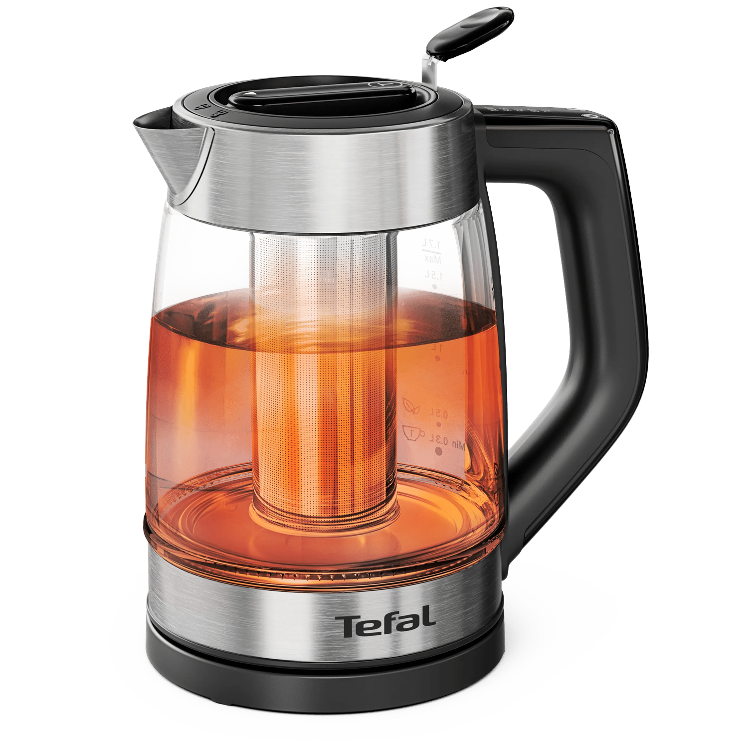 Een glazen waterkoker met amberkleurige thee en een metalen infuser op zwarte achtergrond.