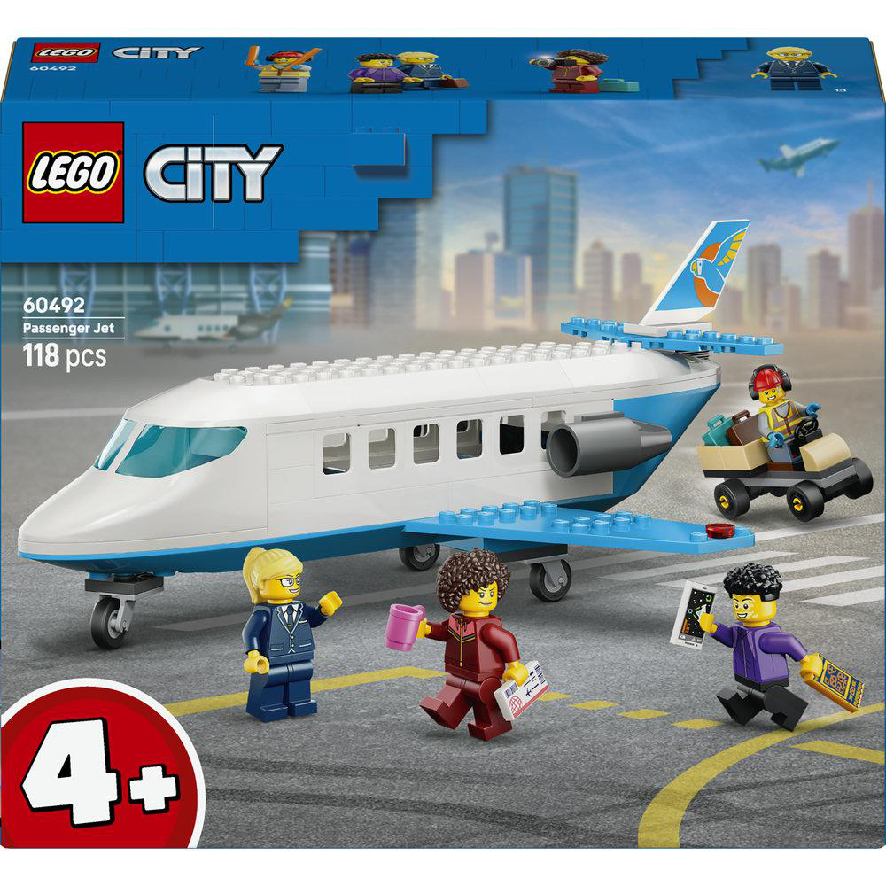Lego City Passagierflugzeug mit Minifiguren und Gepäckwagen auf dem Rollfeld.