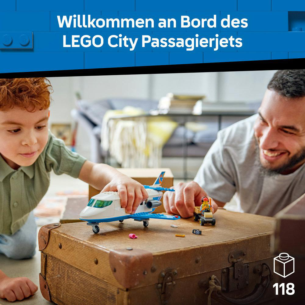 Ein Junge und ein Mann bauen einen LEGO Passagierjet auf einem Koffer.