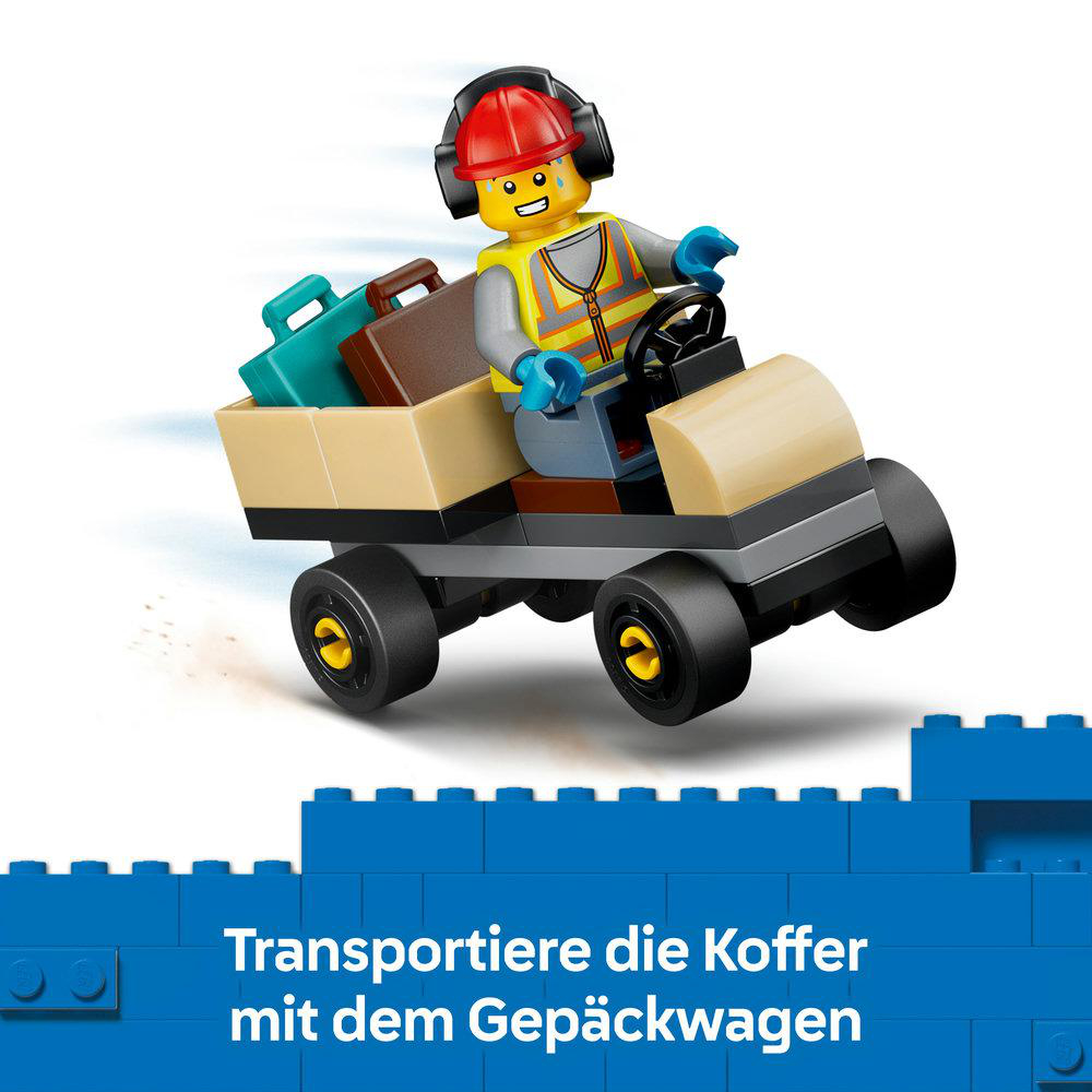 Ein Lego-Fahrer in einem Gepäckwagen mit Koffern