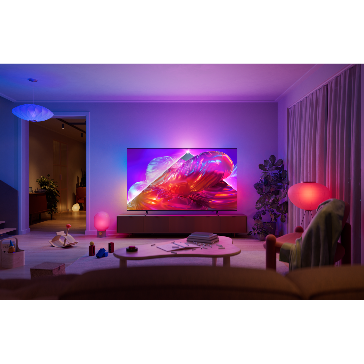 Een woonkamer met een grote tv die een levendig beeld toont, badend in kleurrijk licht.