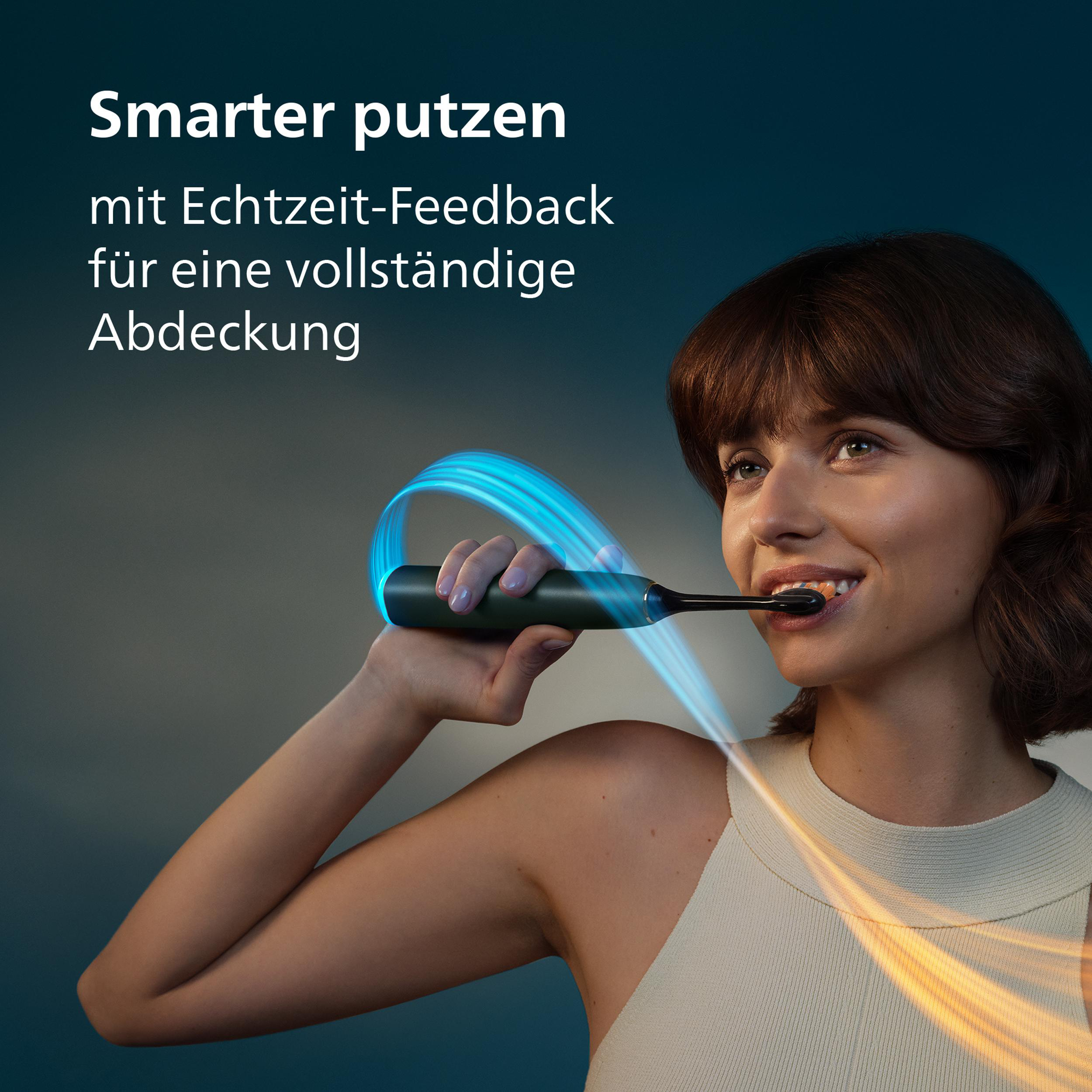 Frau putzt Zähne mit elektrischer Zahnbürste, blaue Lichtstrahlen