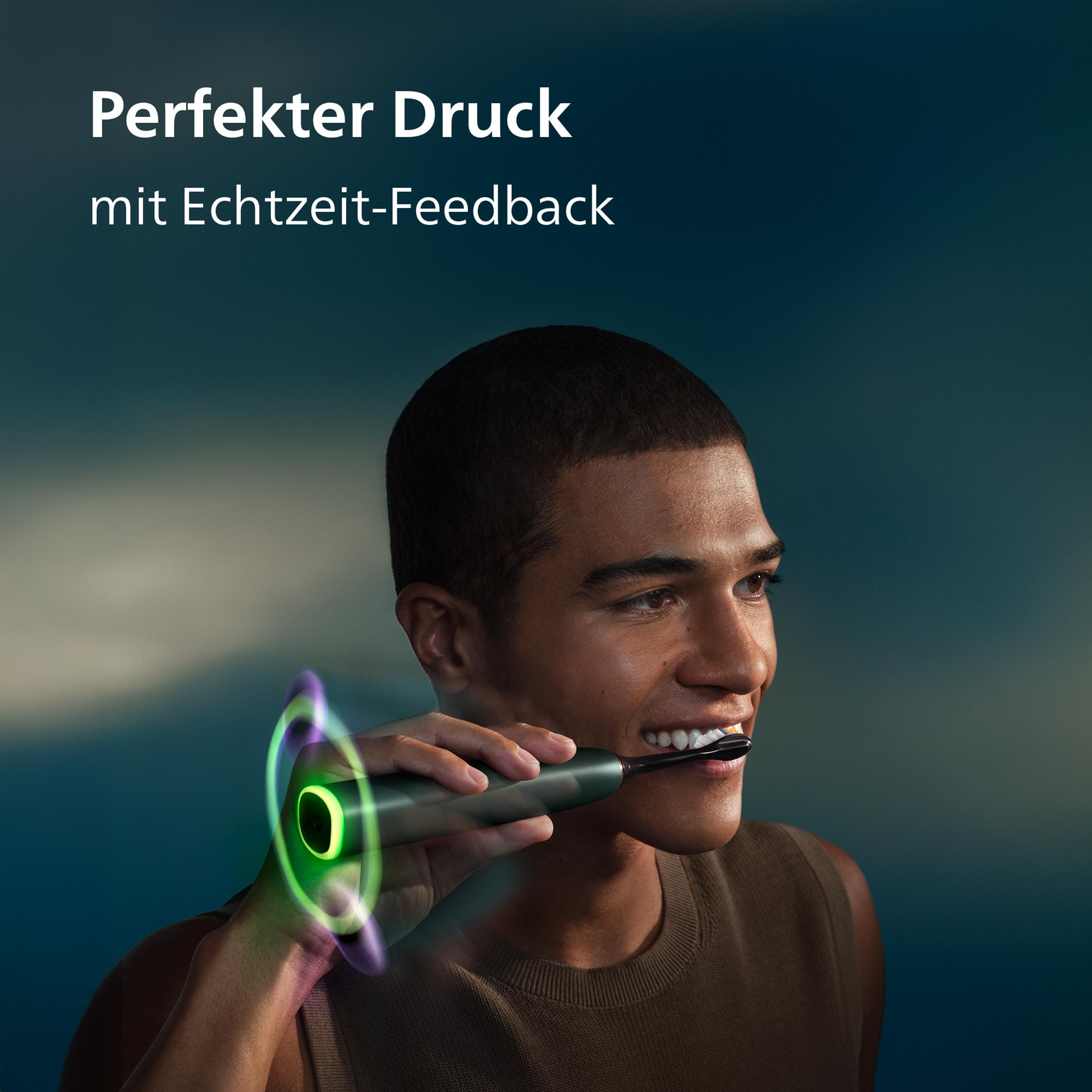 Mann putzt Zähne mit elektrischer Zahnbürste, grüne Lichtringe um den Bürstenkopf.