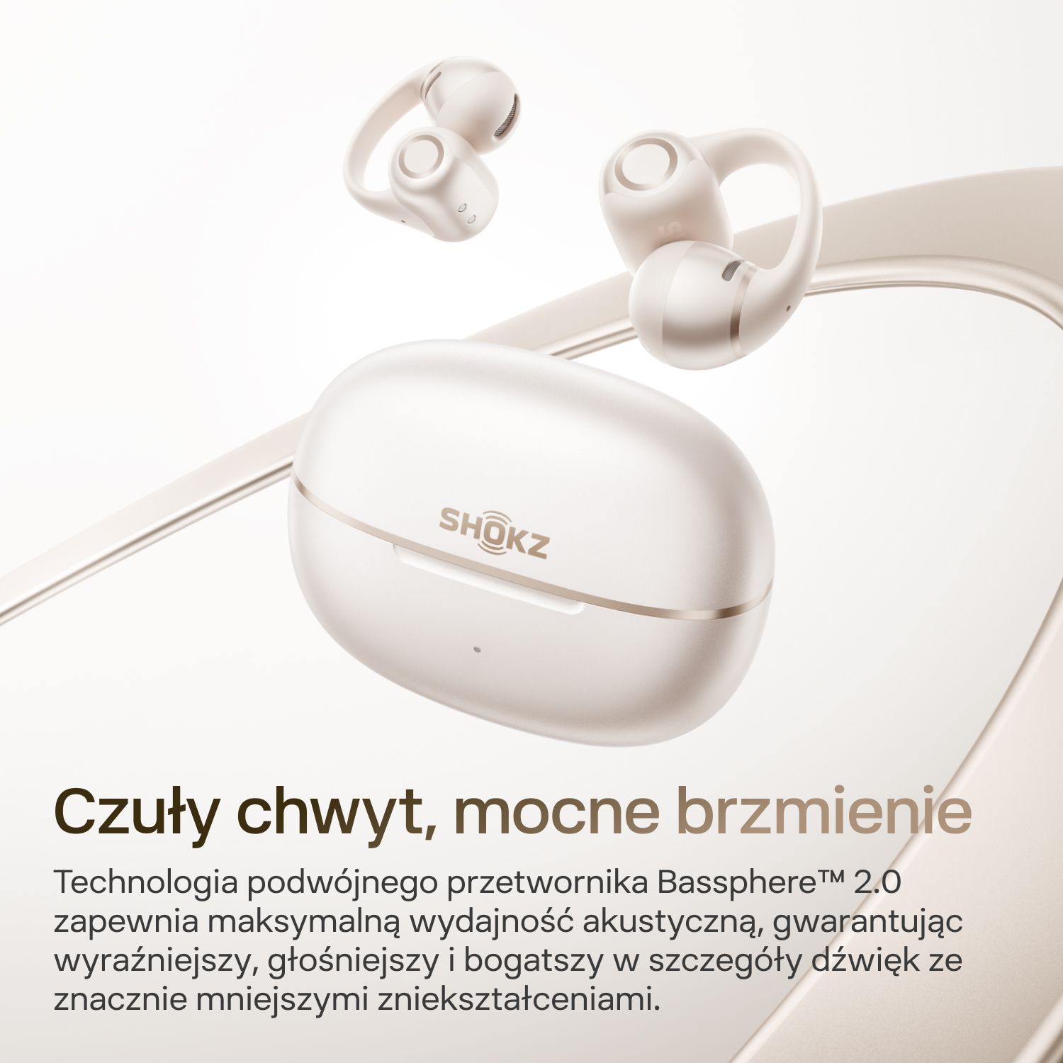 Białe słuchawki bezprzewodowe i etui ładujące z logo SHOKZ na białym tle.