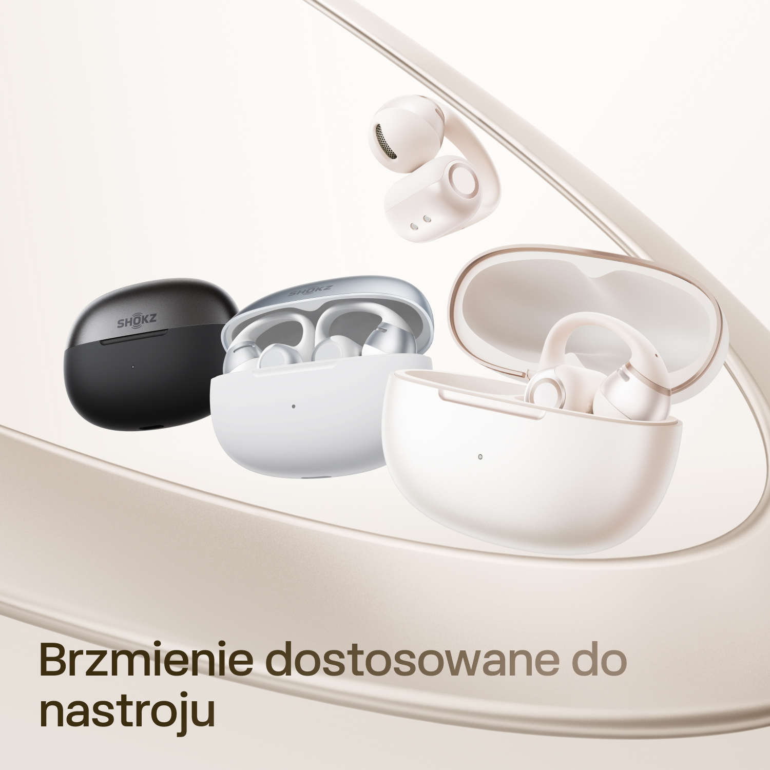 Trzy słuchawki Shokz w kolorach czarnym, srebrnym i białym z etui.