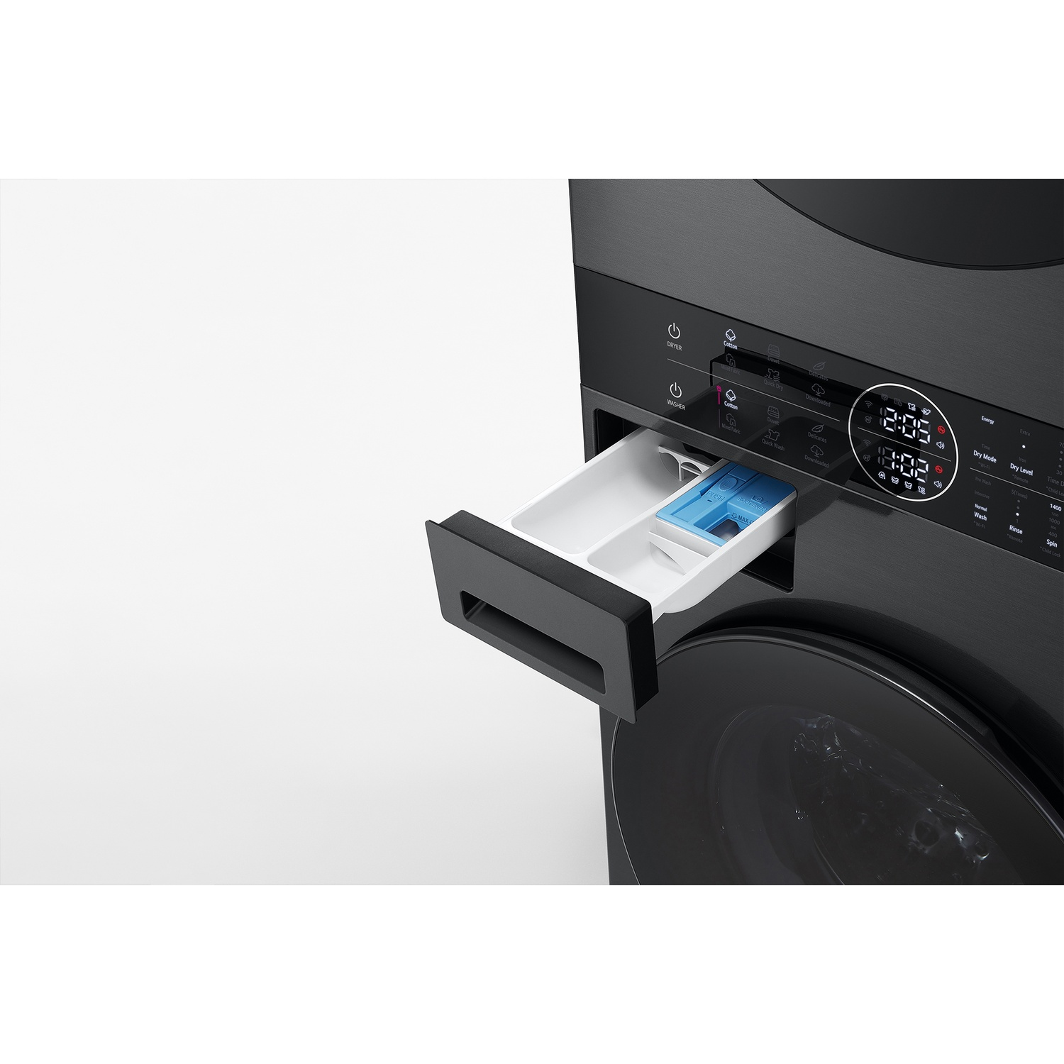 Lavatrice nera con cassetto detersivo estratto e pannello di controllo digitale.