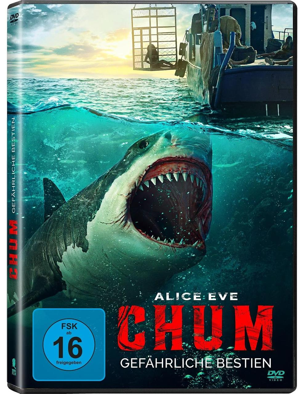 Ein Hai mit offenem Maul schwimmt unter einem Boot. Ein Käfig hängt im Wasser.