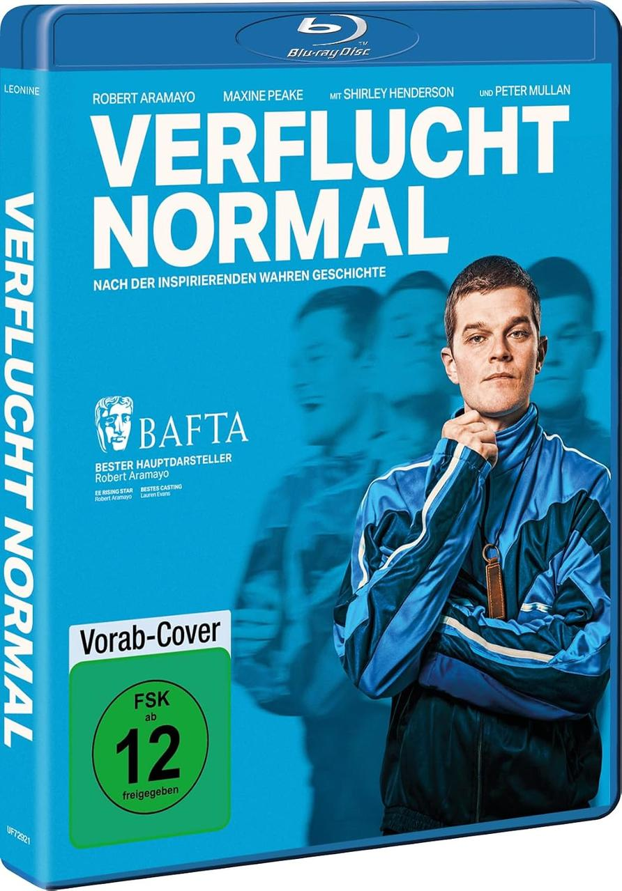 Blu-ray Cover: Mann im blauen Trainingsanzug, Titel Verflucht Normal, FSK 12.