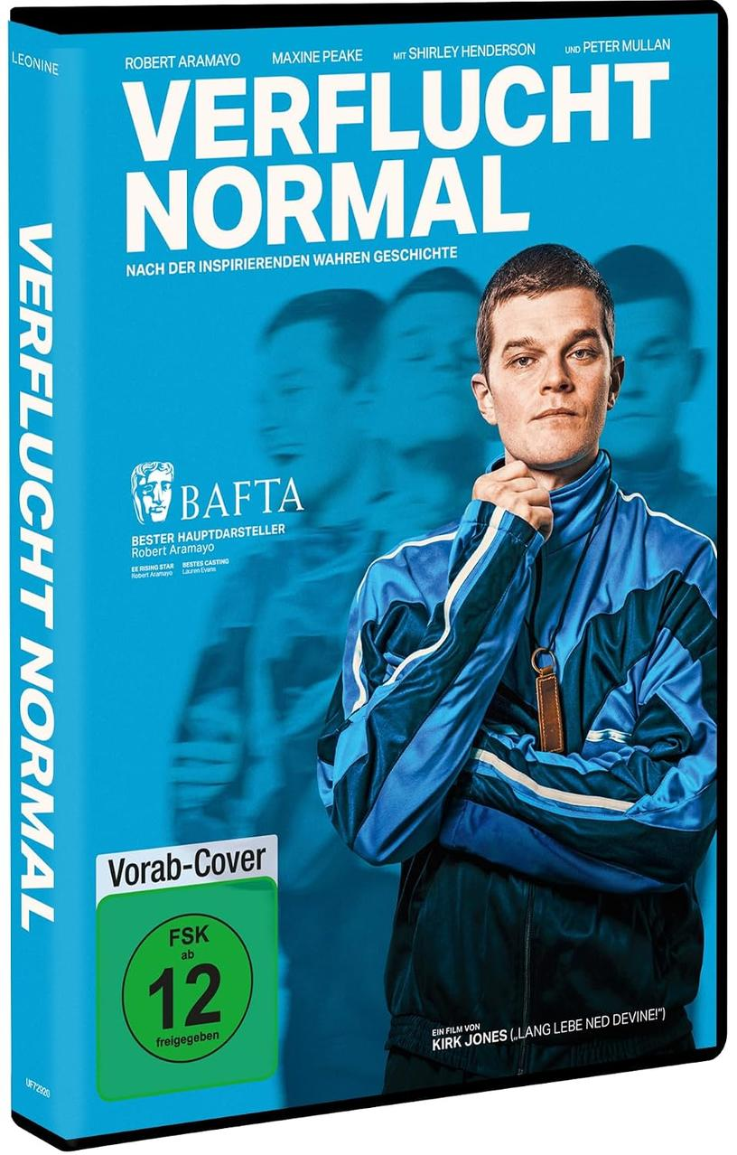 Ein Mann mit blauer Jacke, BAFTA-Logo und Filmtitel 'Verflucht Normal' auf blauem Hintergrund.