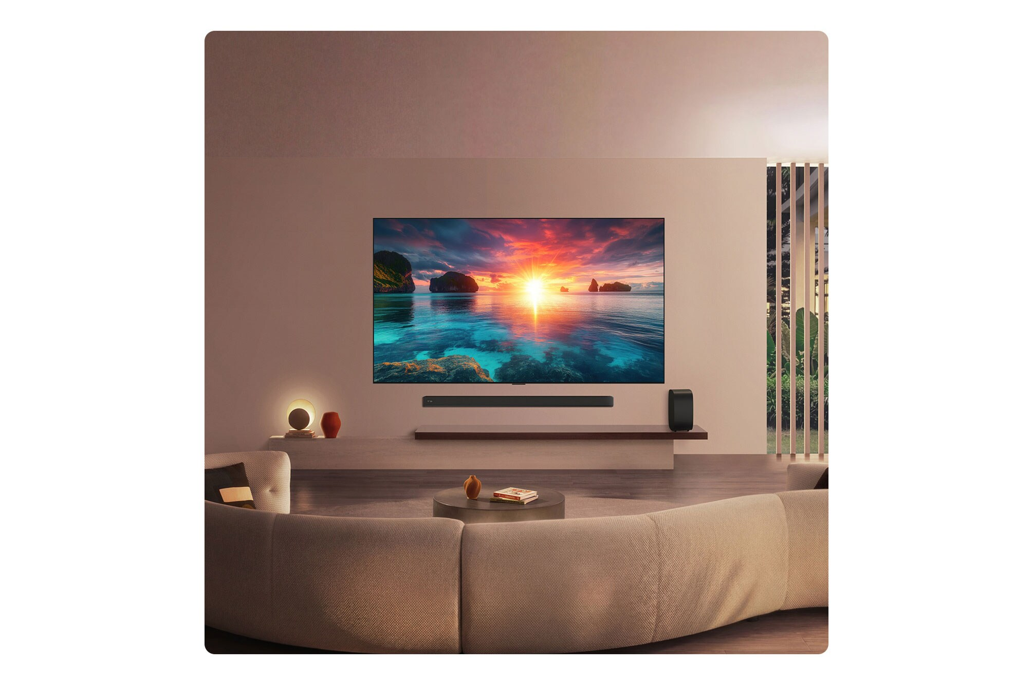 Un salon moderne avec une grande télévision affichant un coucher de soleil sur l'océan.