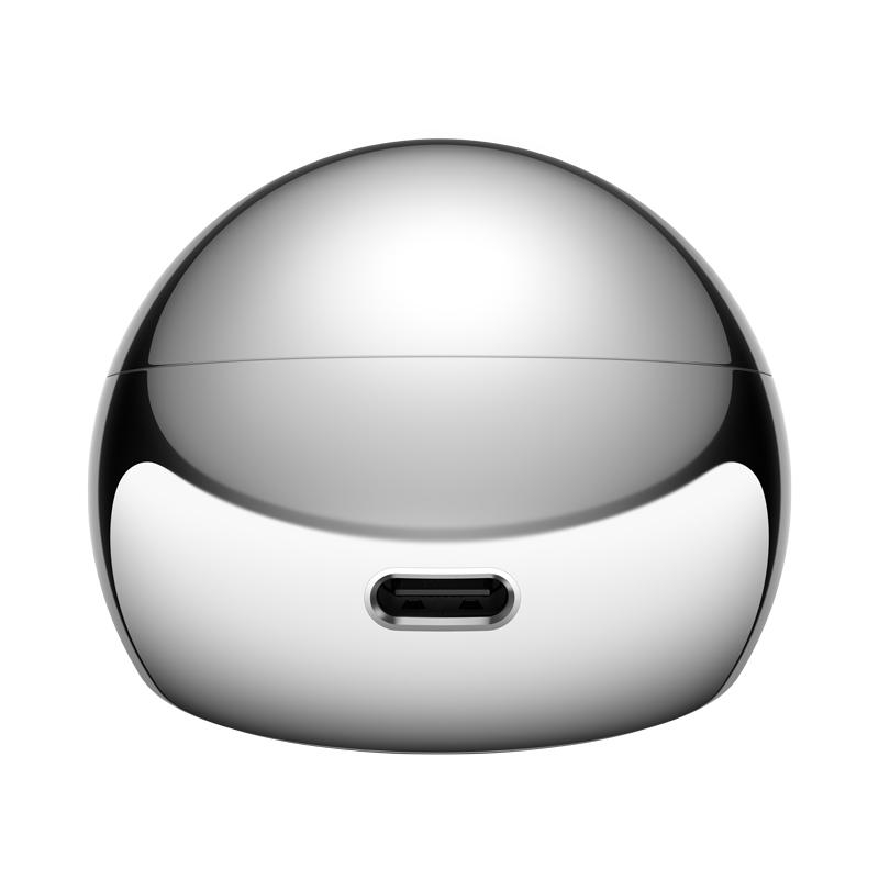 Ein glänzendes, silbernes Ladeetui für Ohrhörer mit einem USB-C-Anschluss.