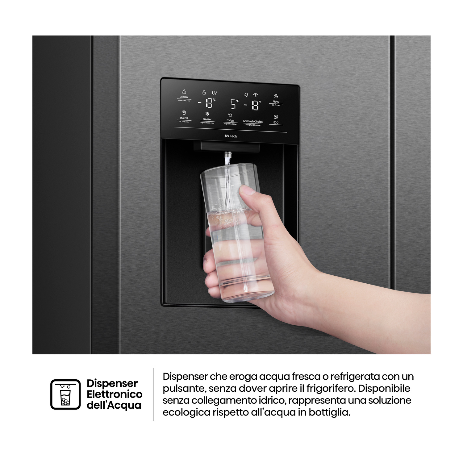 Una mano riempie un bicchiere d'acqua da un dispenser del frigorifero.