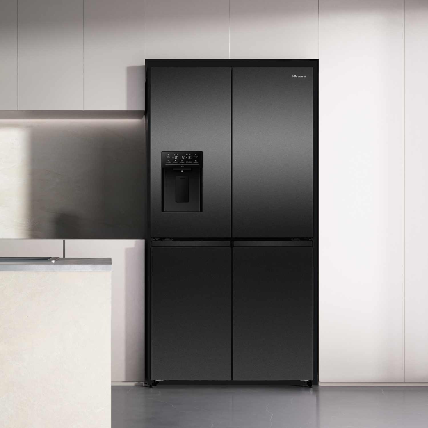 Un frigorifero nero Hisense a quattro porte in una cucina moderna.