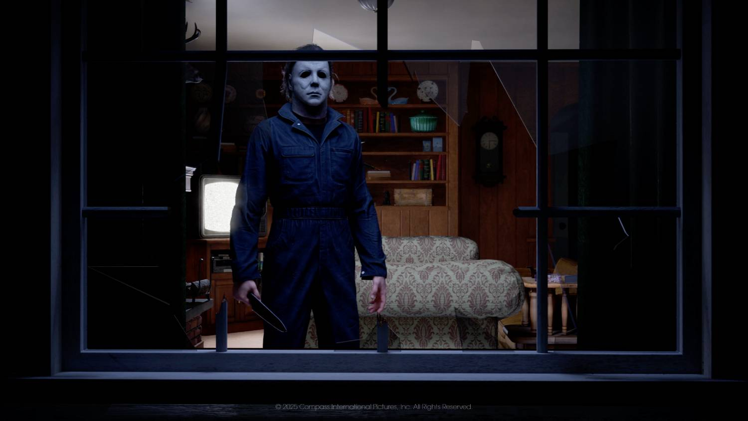 Michael Myers con máscara y cuchillo está ante una ventana.