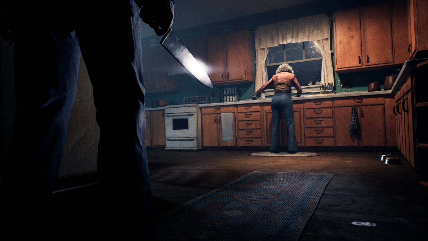 Hombre con cuchillo al frente, mujer en la encimera de la cocina.