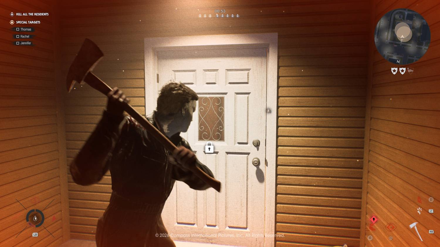 Hombre con hacha frente a una puerta blanca con ventana enrejada y panel de madera.
