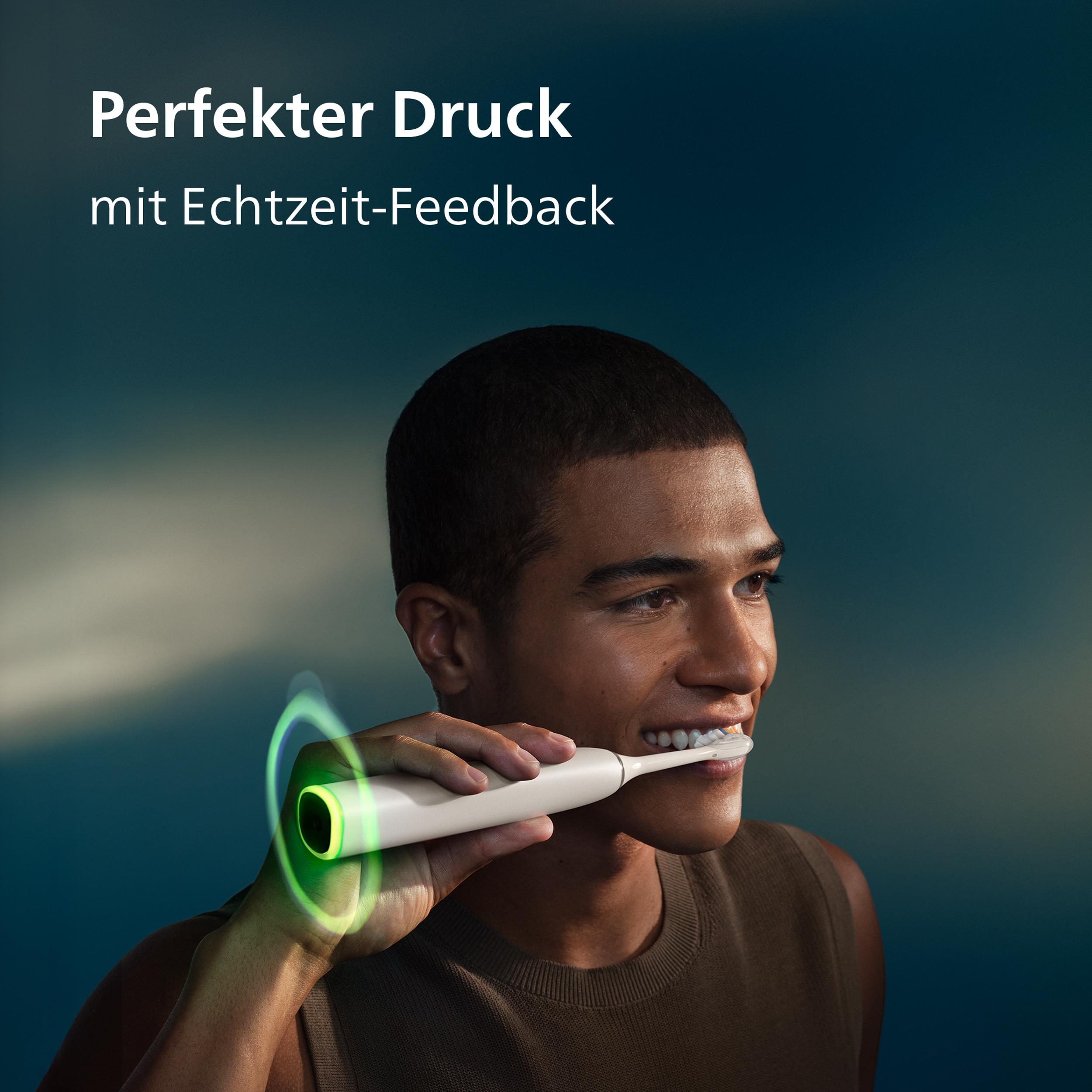 Mann putzt Zähne mit elektrischer Zahnbürste, grüner Lichtring am Griff.