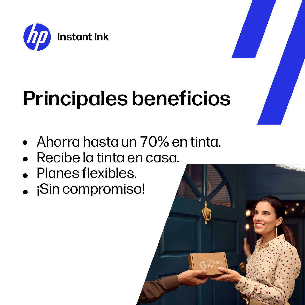 Una mujer abre su puerta y recibe un paquete de HP Instant Ink de un repartidor.