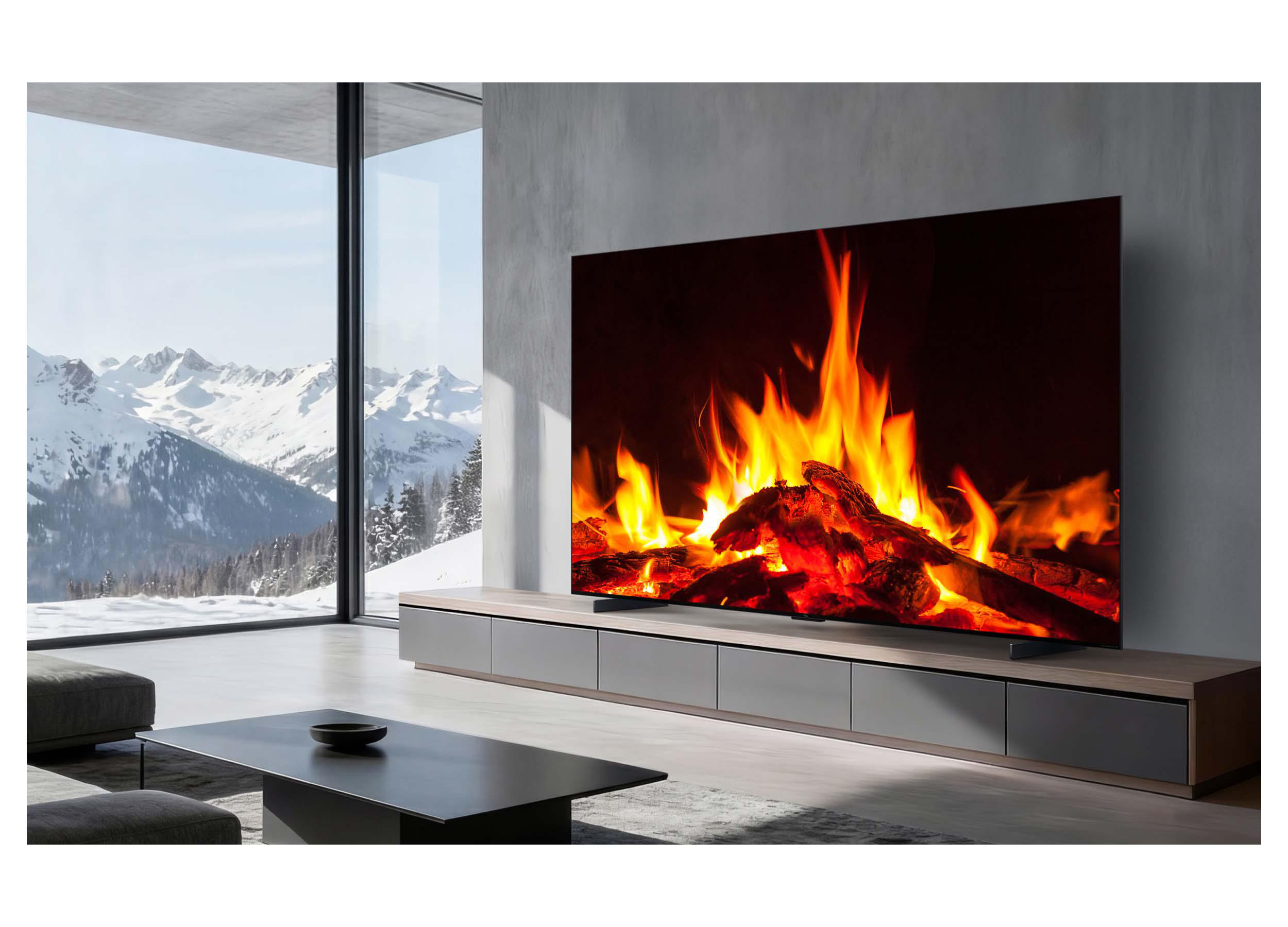 Ein moderner Wohnraum mit Blick auf schneebedeckte Berge und einem Kaminfeuer auf dem Bildschirm.