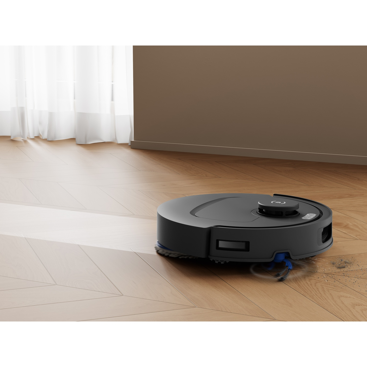 Un robot aspirapolvere nero pulisce un pavimento in legno.