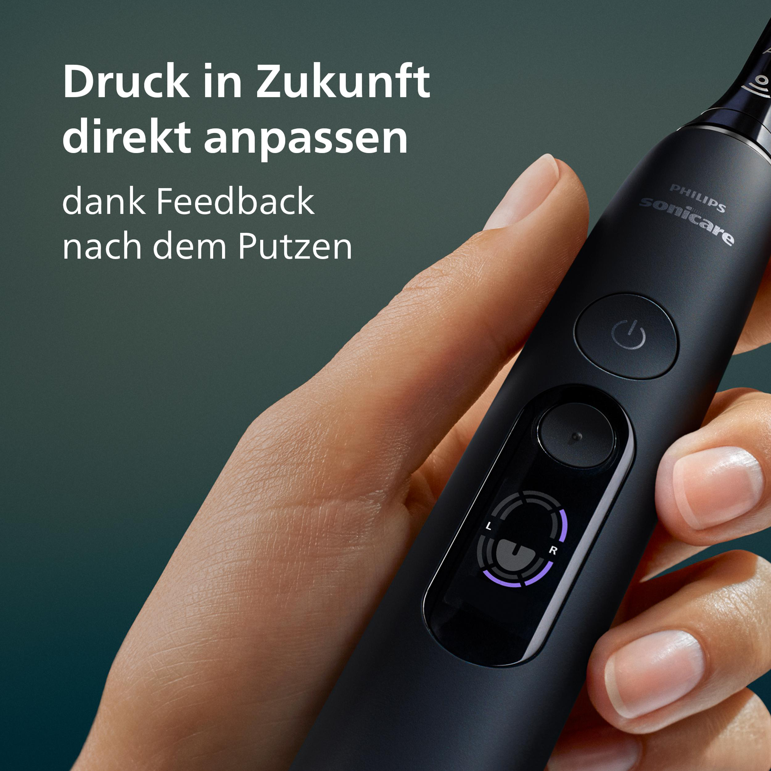 Eine Hand hält eine schwarze Philips Sonicare Zahnbürste mit einem Power-Knopf.