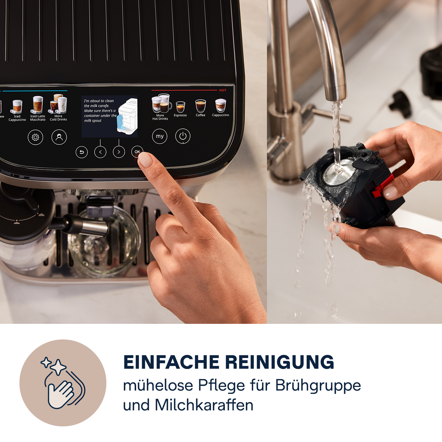 Eine Hand reinigt eine Kaffeemaschinen-Brühgruppe unter fließendem Wasser. Ein Display zeigt Reinigungshinweise.
