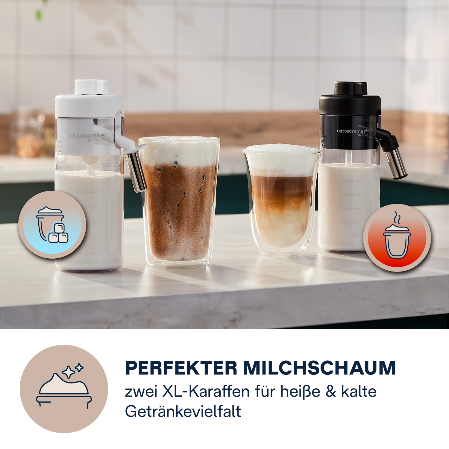 Zwei Milchkaraffen, eine kalt und eine heiß, mit Getränken daneben.