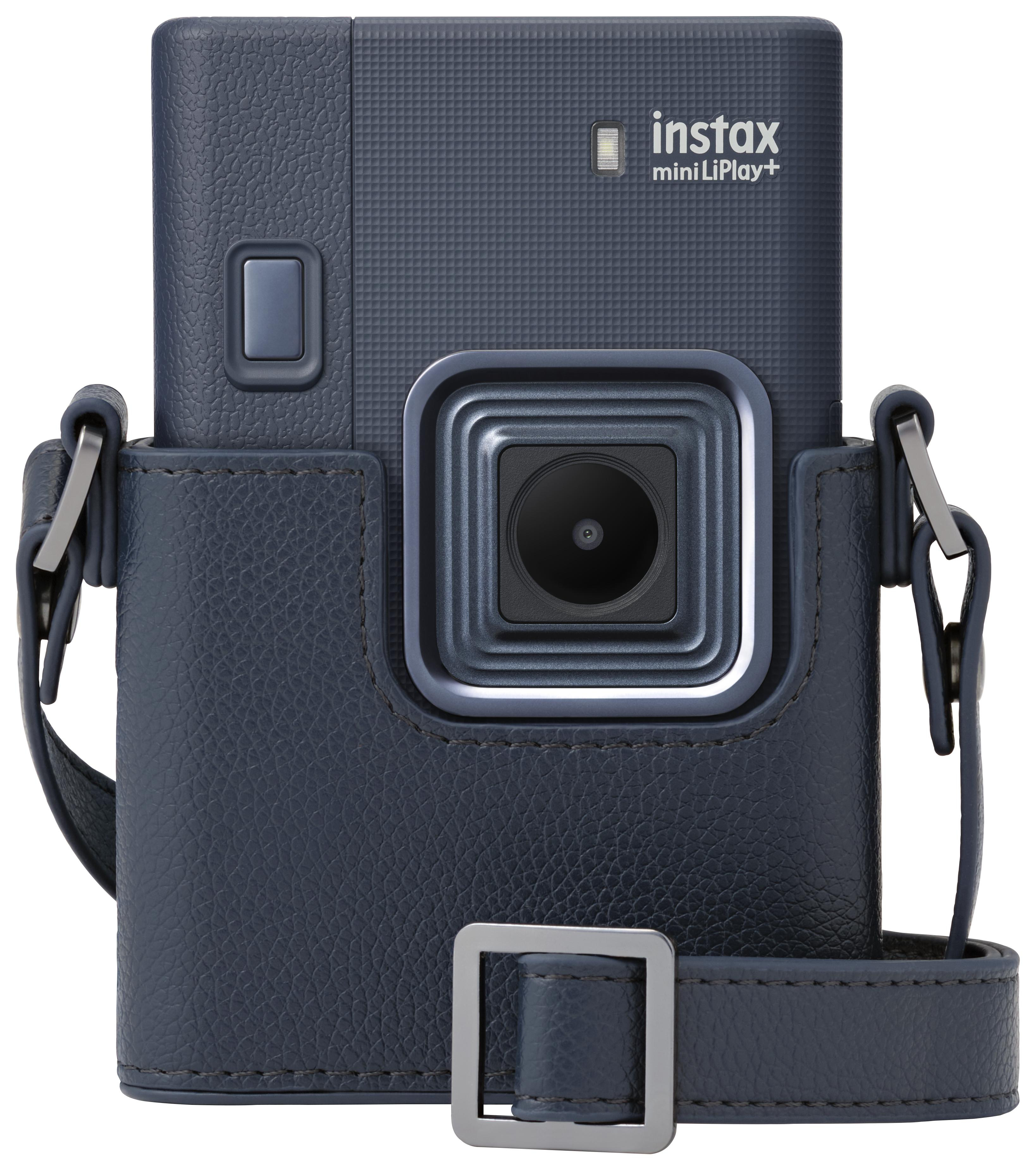 Dunkelblaue Instax Mini LiPlay+ Kamera in einer Lederhülle mit Riemen.