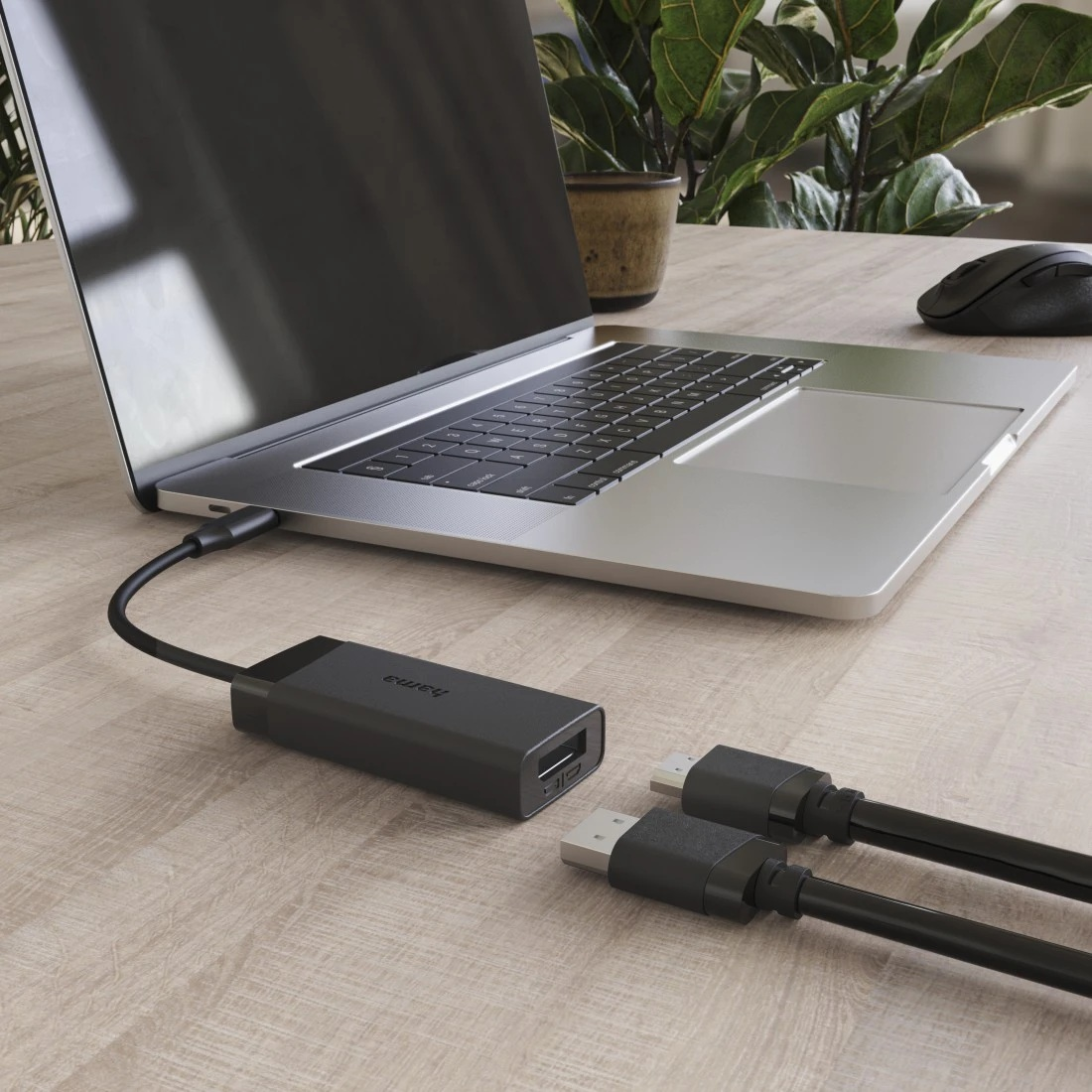 Laptop podłączony do czarnego huba Hama, obok dwa czarne kable USB.