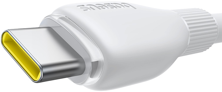 Fehér USB-C kábel ezüst csatlakozóval és sárga szegéllyel.