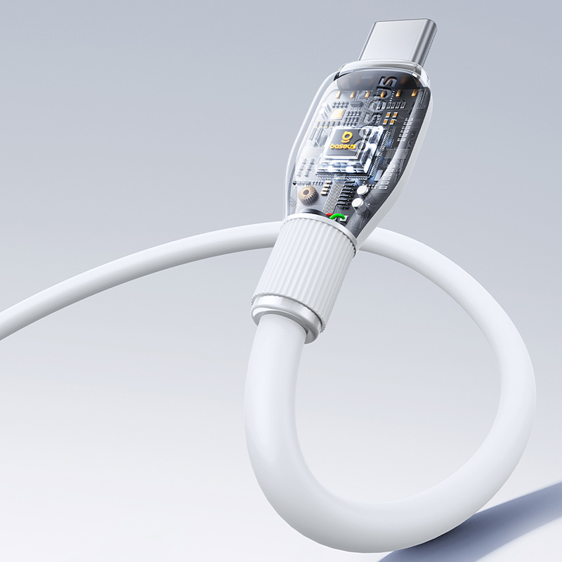 Fehér USB-C kábel átlátszó csatlakozóval, amely felfedi a belső áramkört.
