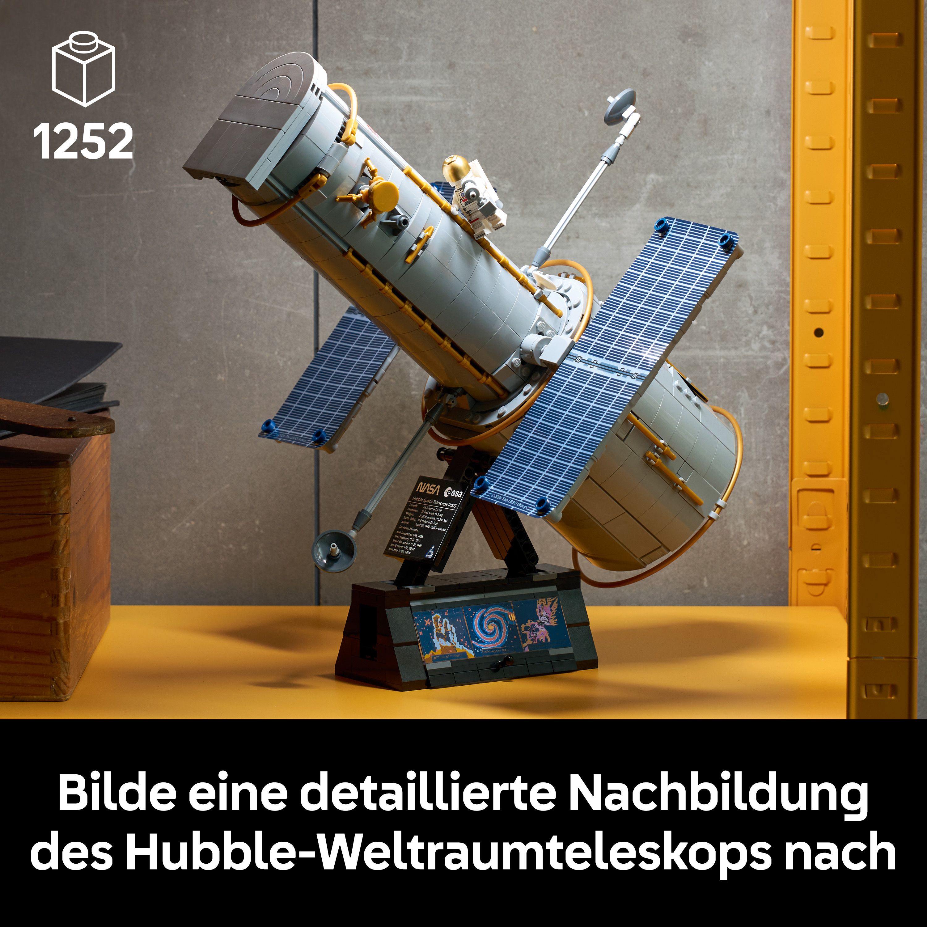 Ein Lego-Modell des Hubble-Weltraumteleskops mit Solarzellen und einem Astronauten.