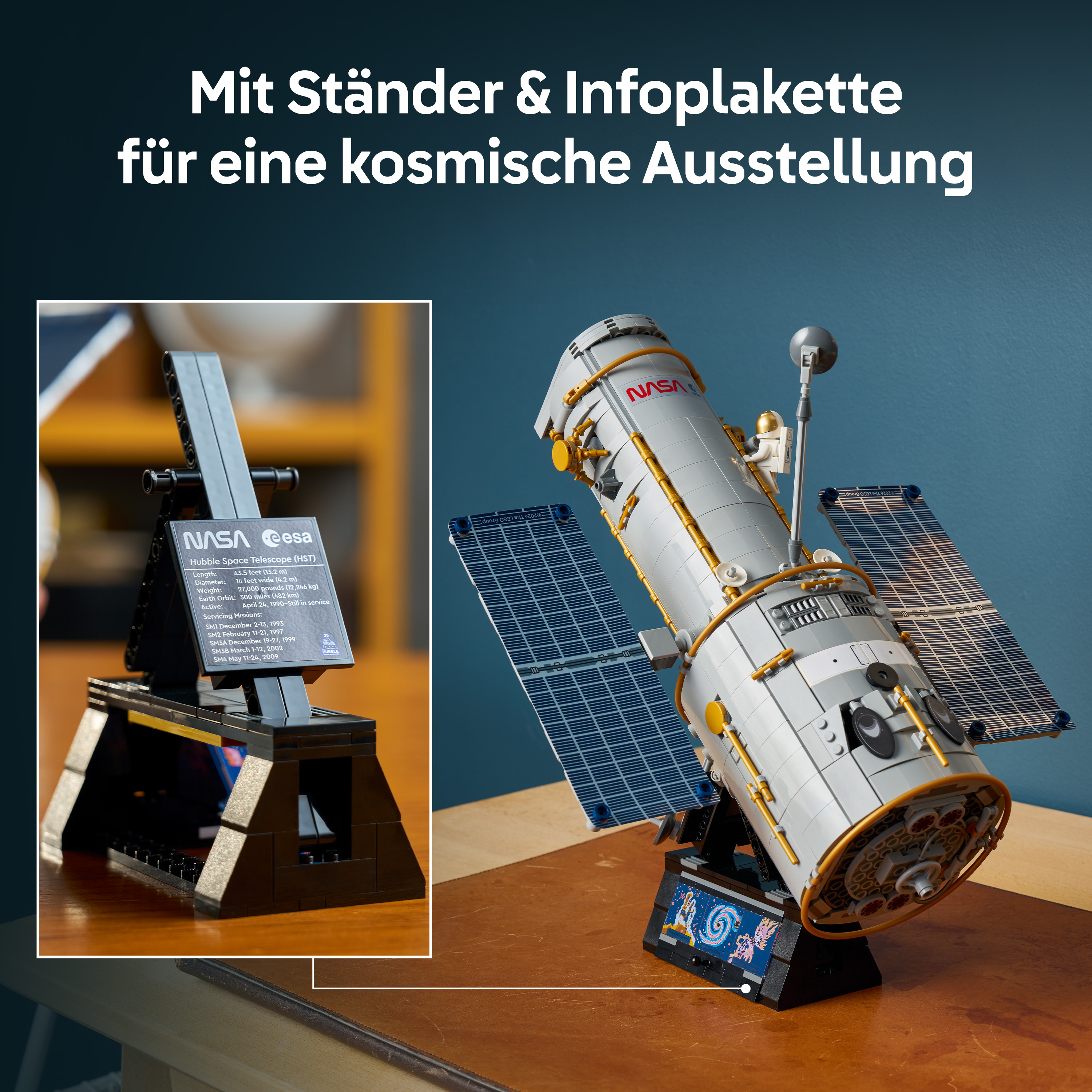 Ein LEGO-Modell des Hubble-Weltraumteleskops mit Solarzellen und Ständer.