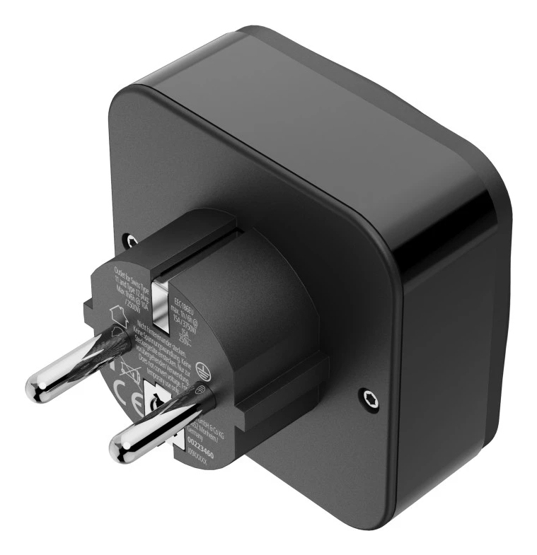 Adaptador de viaje negro con dos clavijas metálicas y etiquetas.